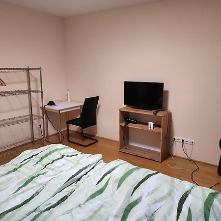 Perchtoldsdorf Schnell-Bahn / Bahnhof Liesing Appartement Buitenkant foto