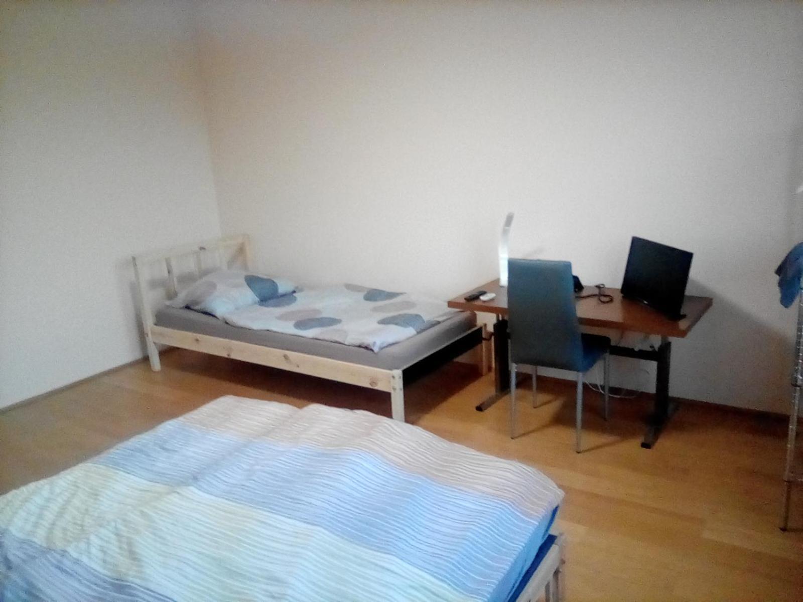 Perchtoldsdorf Schnell-Bahn / Bahnhof Liesing Appartement Buitenkant foto