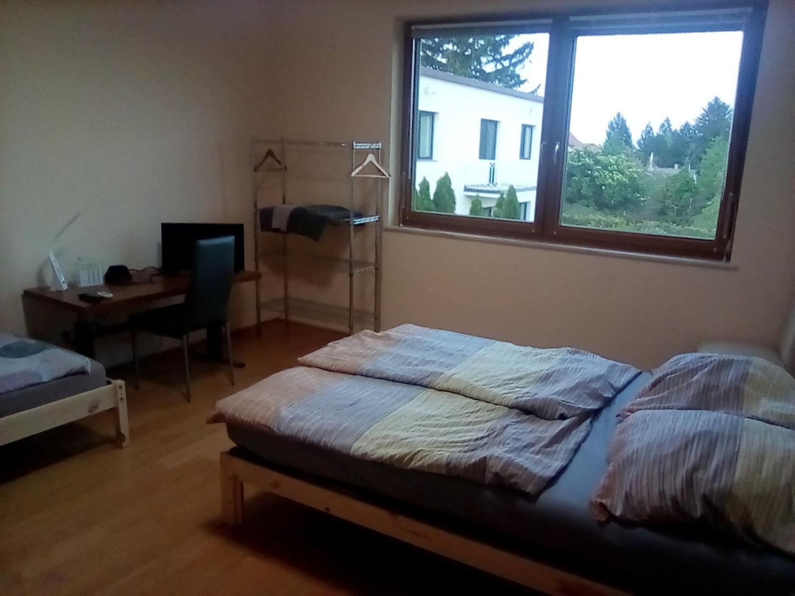 Perchtoldsdorf Schnell-Bahn / Bahnhof Liesing Appartement Buitenkant foto