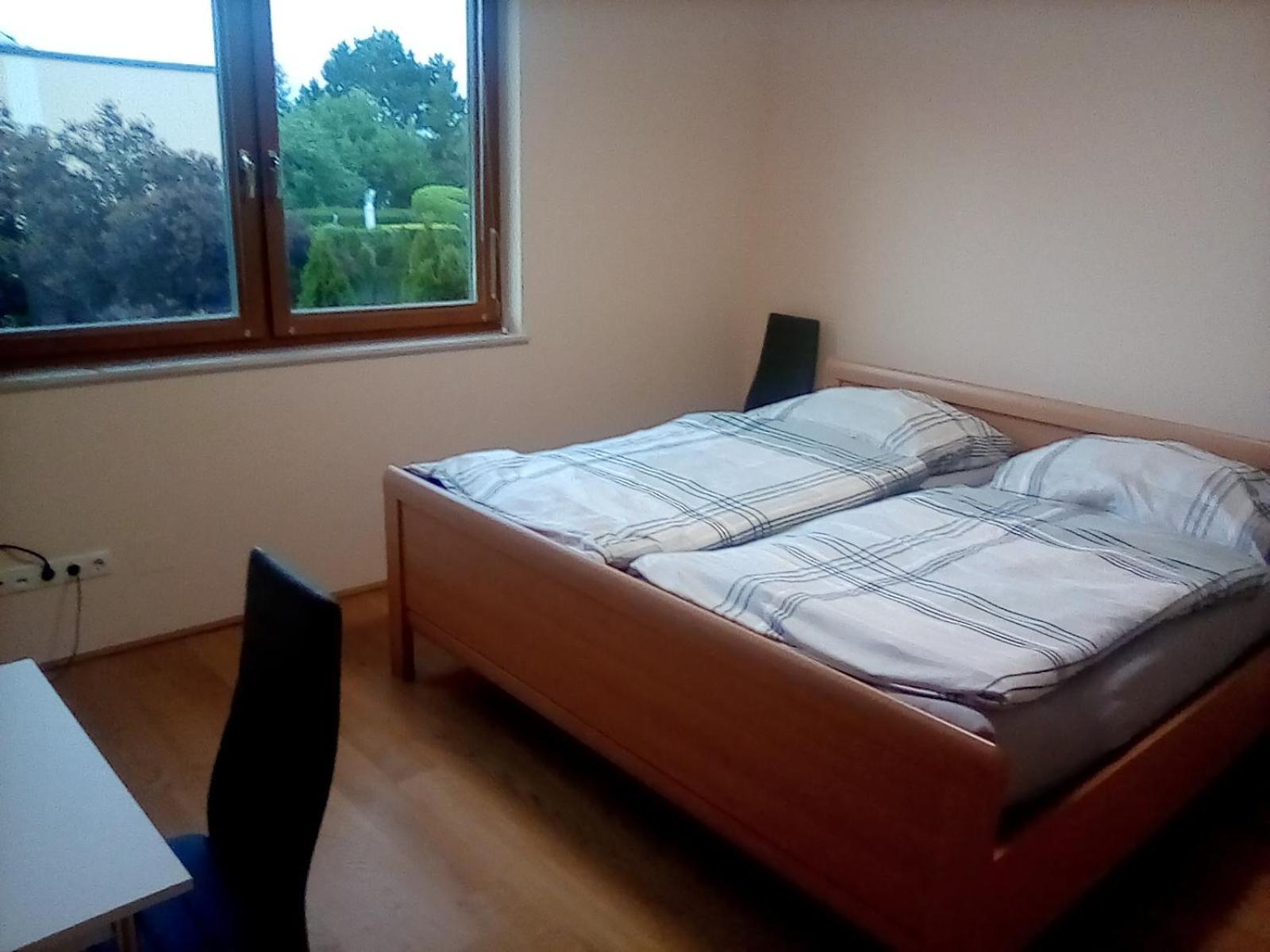 Perchtoldsdorf Schnell-Bahn / Bahnhof Liesing Appartement Buitenkant foto