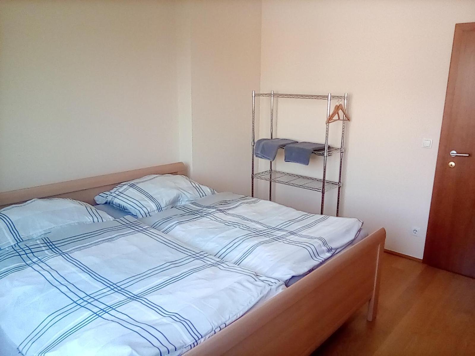 Perchtoldsdorf Schnell-Bahn / Bahnhof Liesing Appartement Buitenkant foto