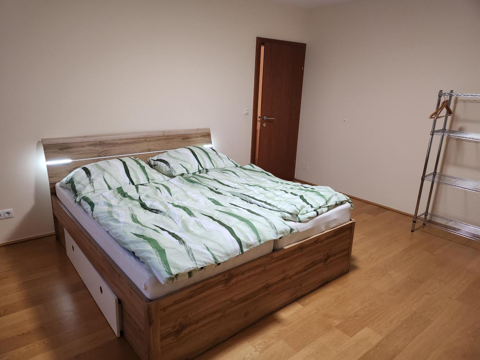 Perchtoldsdorf Schnell-Bahn / Bahnhof Liesing Appartement Buitenkant foto
