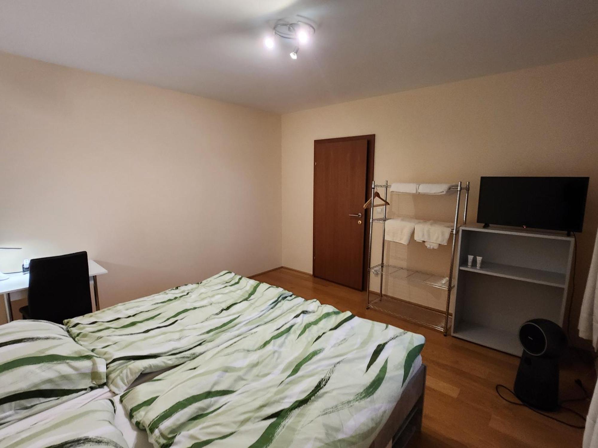 Perchtoldsdorf Schnell-Bahn / Bahnhof Liesing Appartement Buitenkant foto