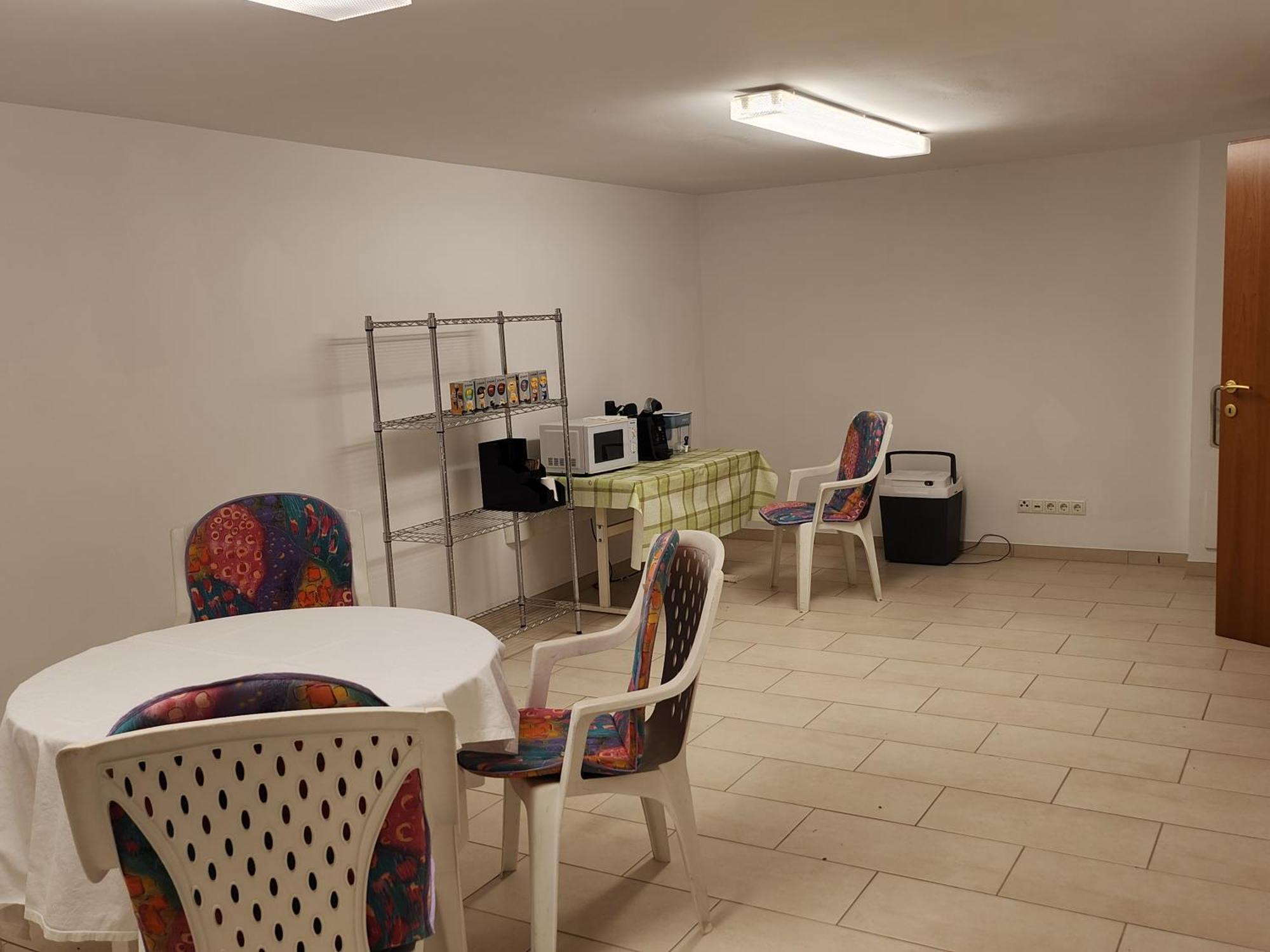 Perchtoldsdorf Schnell-Bahn / Bahnhof Liesing Appartement Buitenkant foto