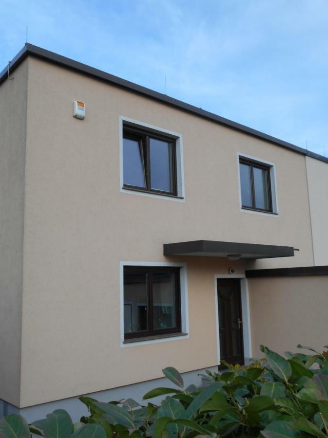 Perchtoldsdorf Schnell-Bahn / Bahnhof Liesing Appartement Buitenkant foto
