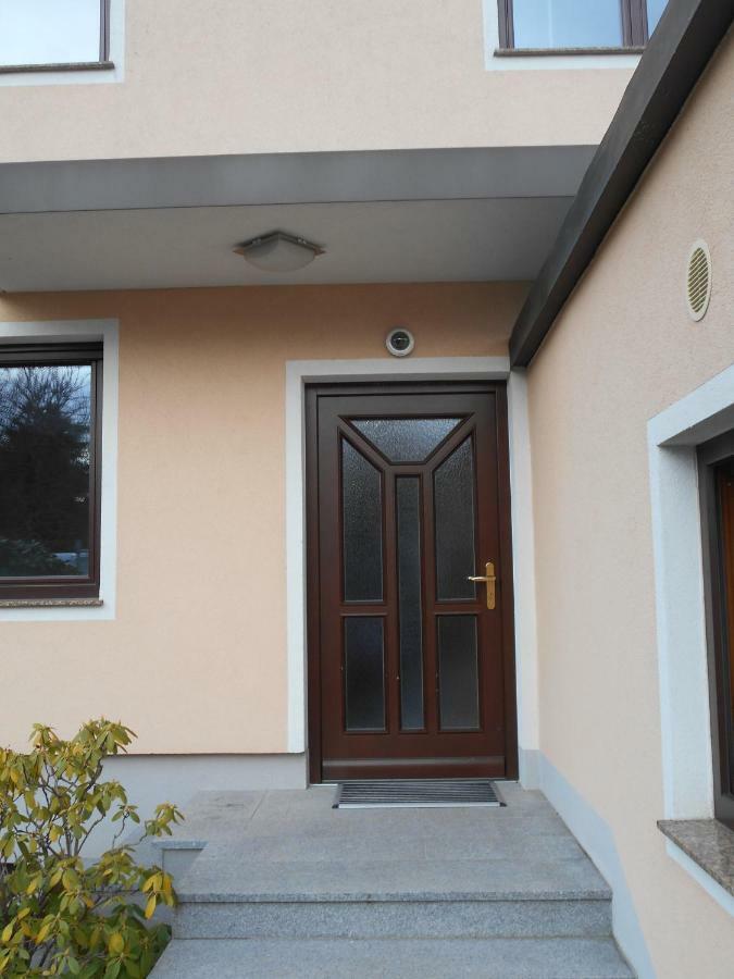 Perchtoldsdorf Schnell-Bahn / Bahnhof Liesing Appartement Buitenkant foto