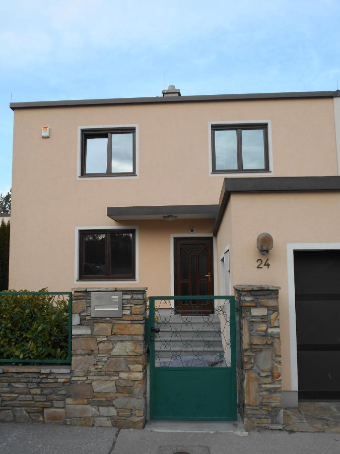 Perchtoldsdorf Schnell-Bahn / Bahnhof Liesing Appartement Buitenkant foto